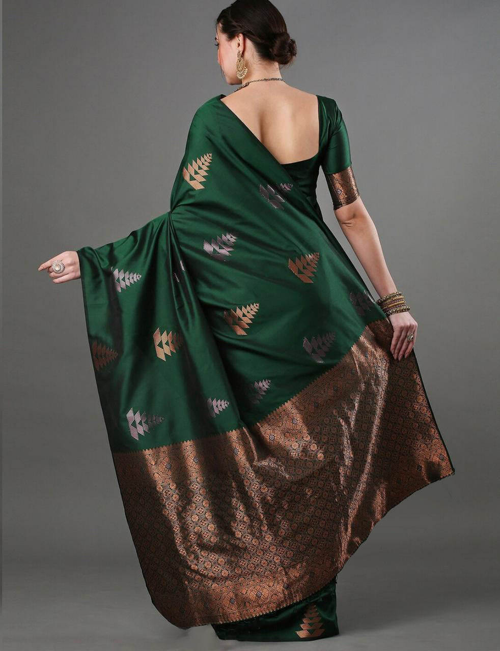Fragrant Green Soft Silk Saree With Incomparable Blouse Piece