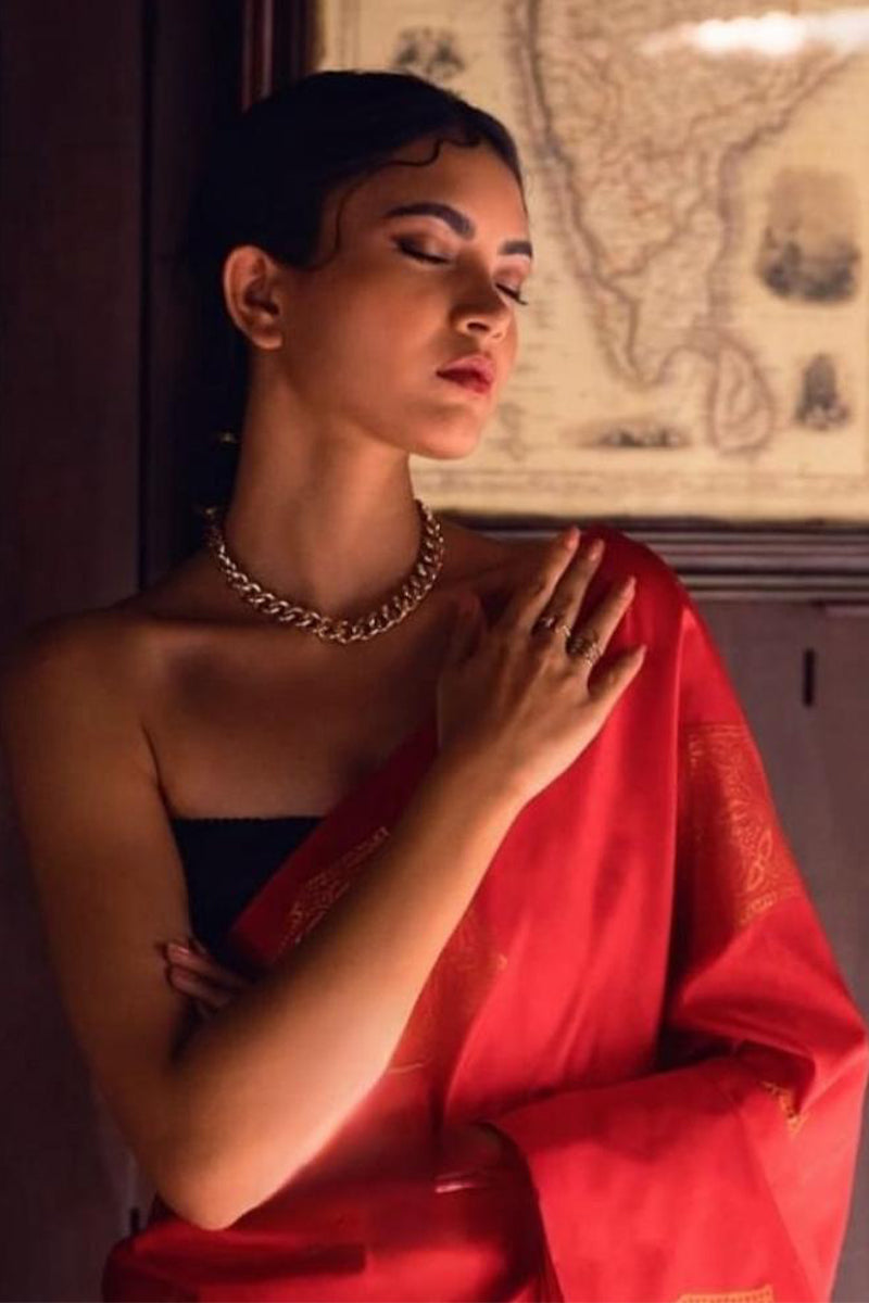 Appealing Red Soft Silk Saree With Luxuriant Blouse Piece