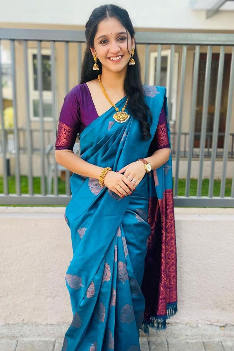 Gleaming Rama Soft Silk Saree With Gleaming Blouse Piece