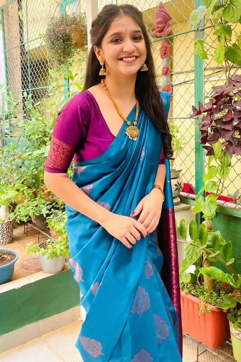 Gleaming Rama Soft Silk Saree With Gleaming Blouse Piece