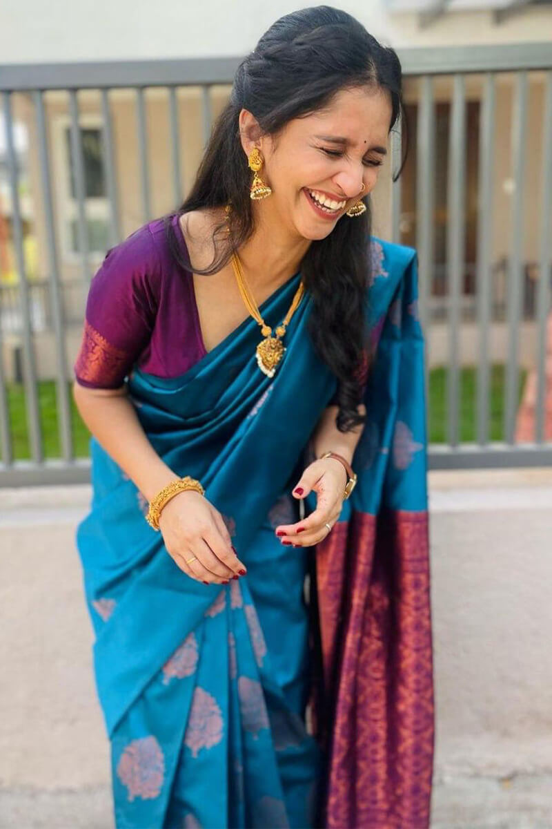 Gleaming Rama Soft Silk Saree With Gleaming Blouse Piece