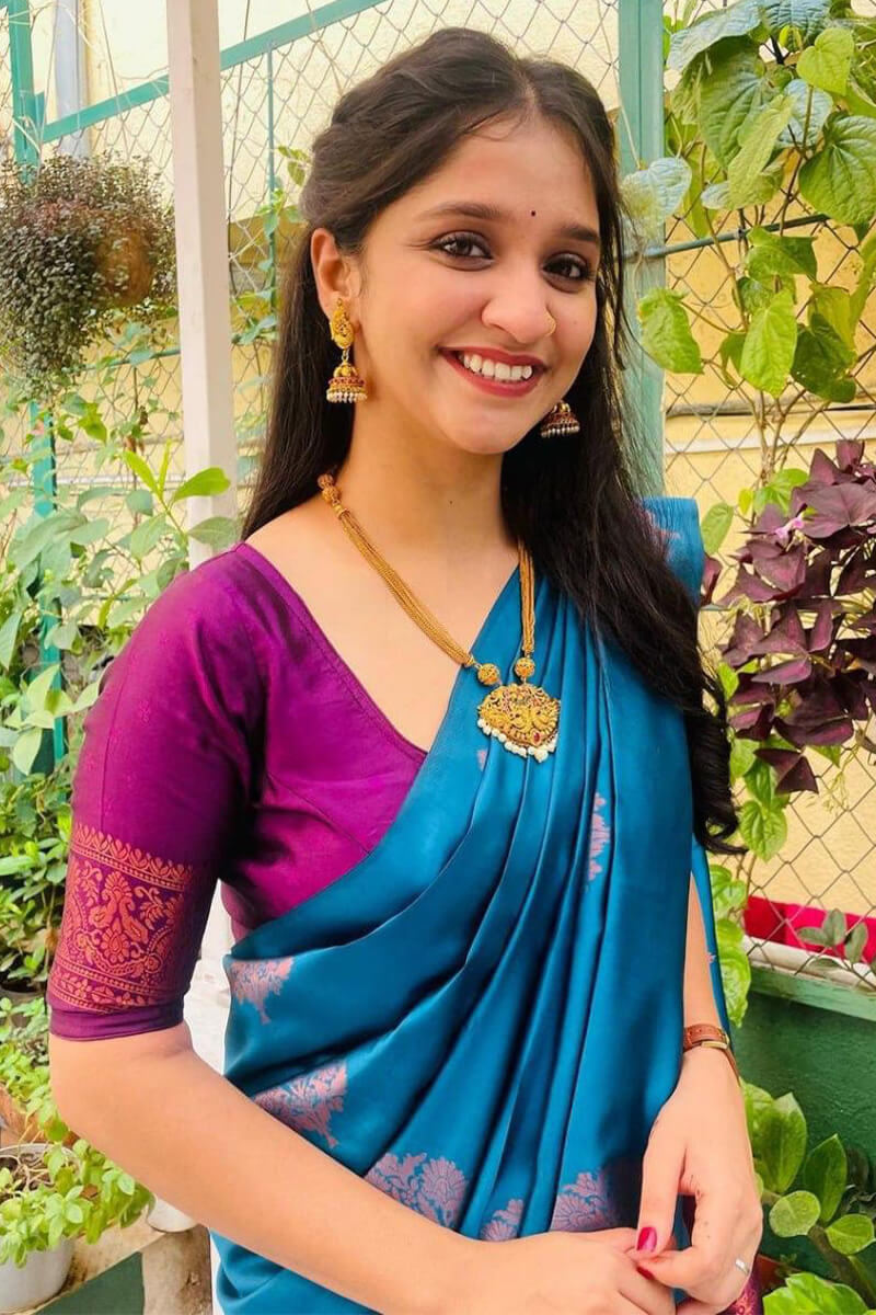 Gleaming Rama Soft Silk Saree With Gleaming Blouse Piece