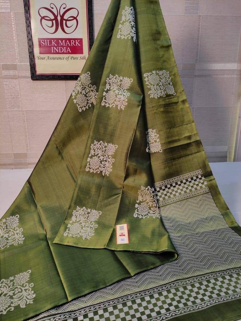Magnetic Green Soft Silk Saree With Admirable Blouse Piece