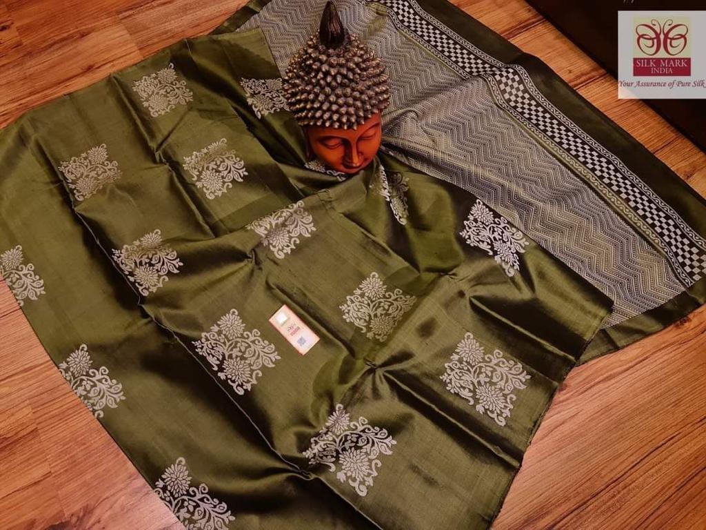Magnetic Green Soft Silk Saree With Admirable Blouse Piece