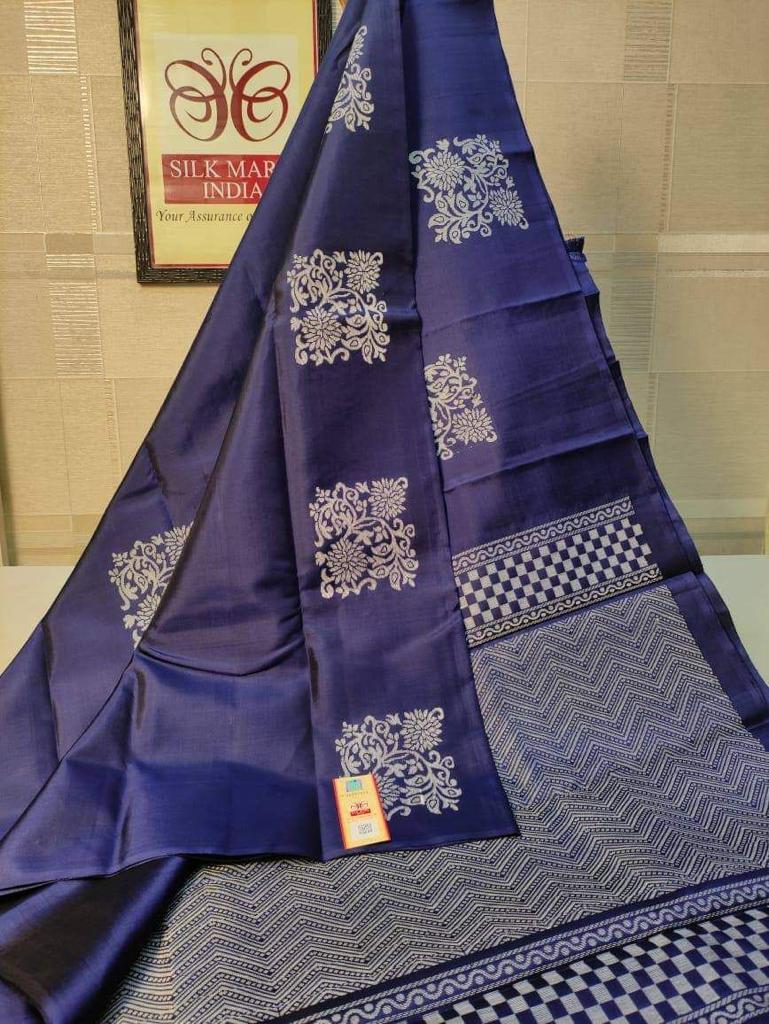 Devastating Navy Blue Soft Silk Saree With Desirable Blouse Piece