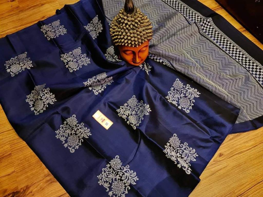 Devastating Navy Blue Soft Silk Saree With Desirable Blouse Piece