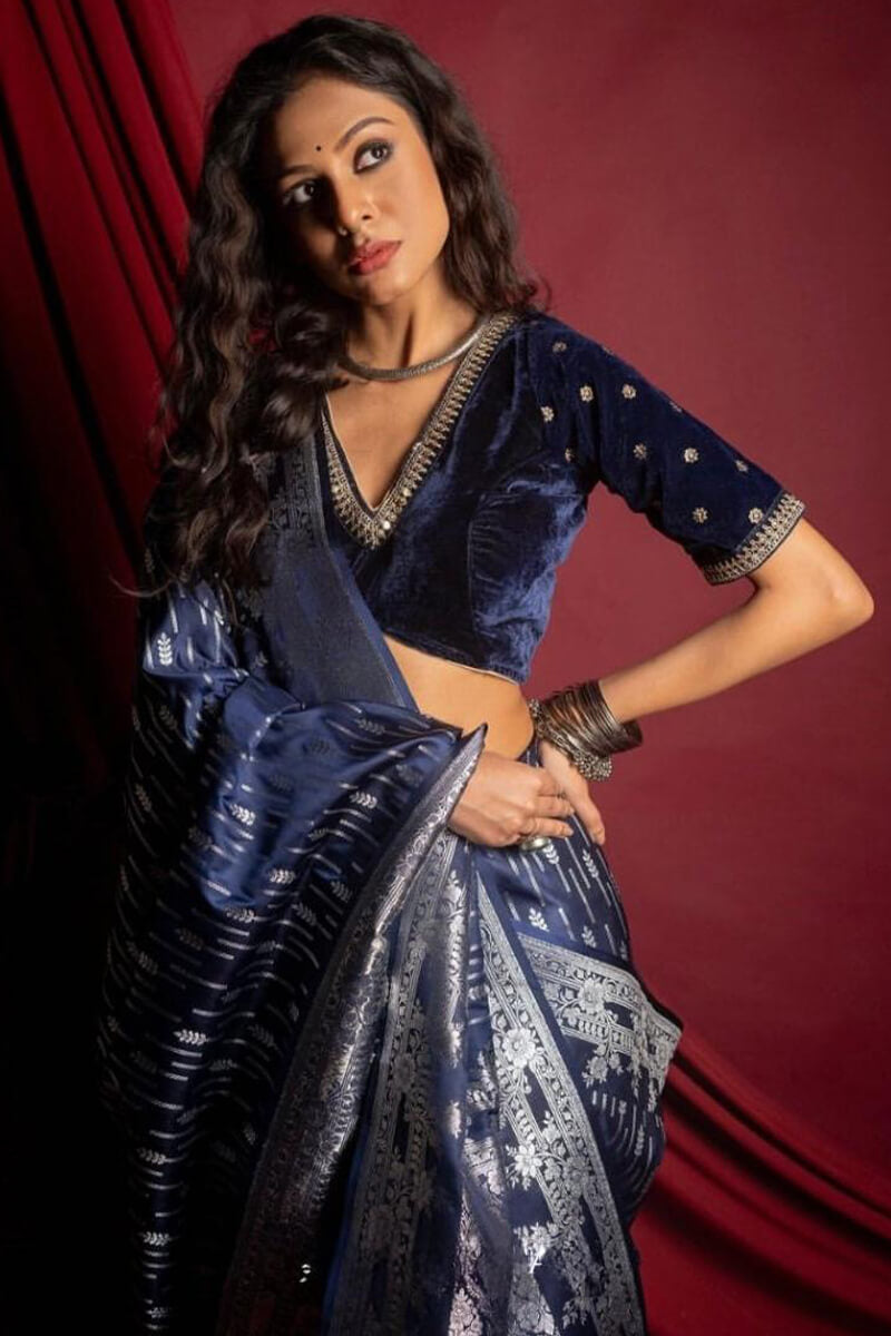 Enchanting Navy Blue Soft Silk Saree With Magnificat Blouse Piece