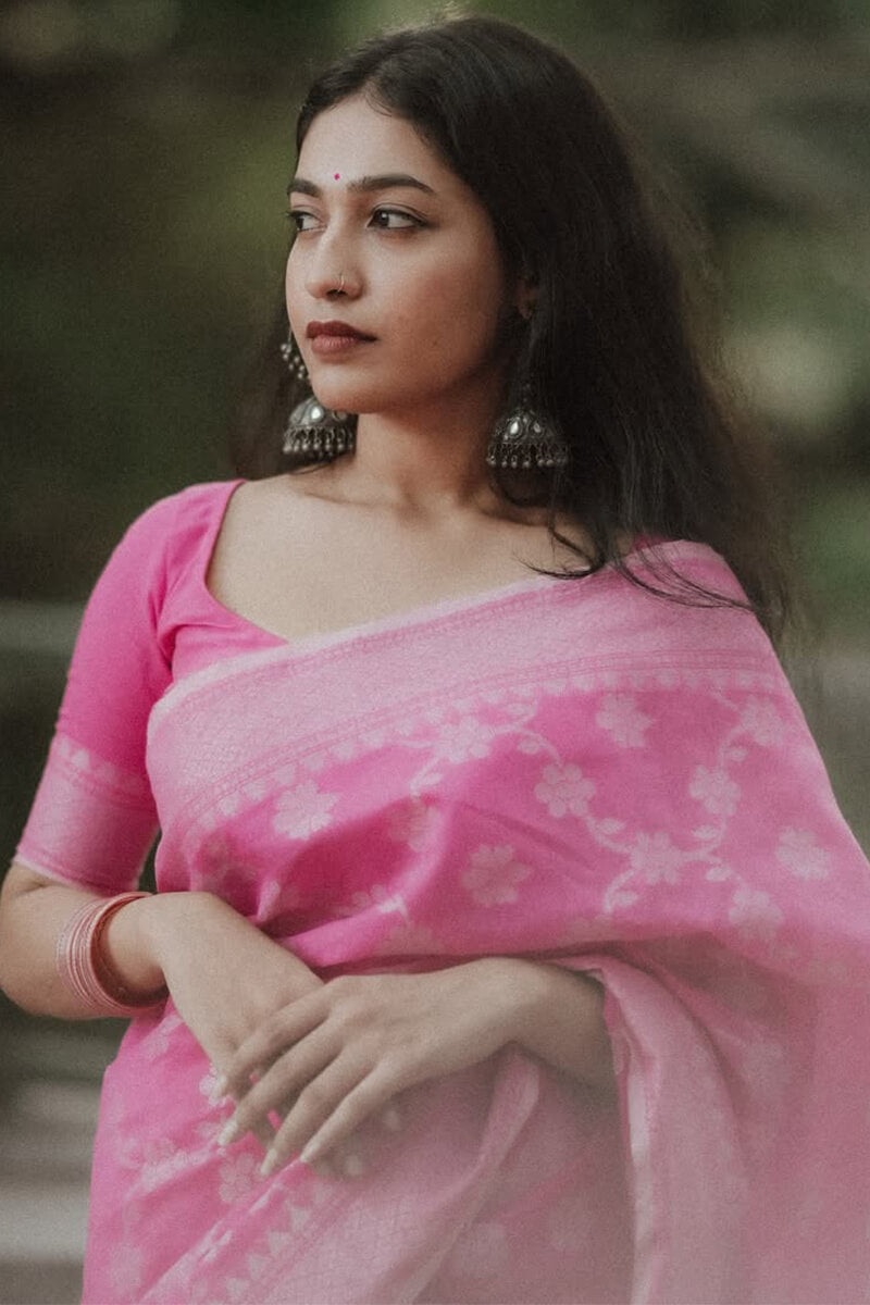 Demanding Pink Cotton Silk Saree With Sizzling Blouse Piece