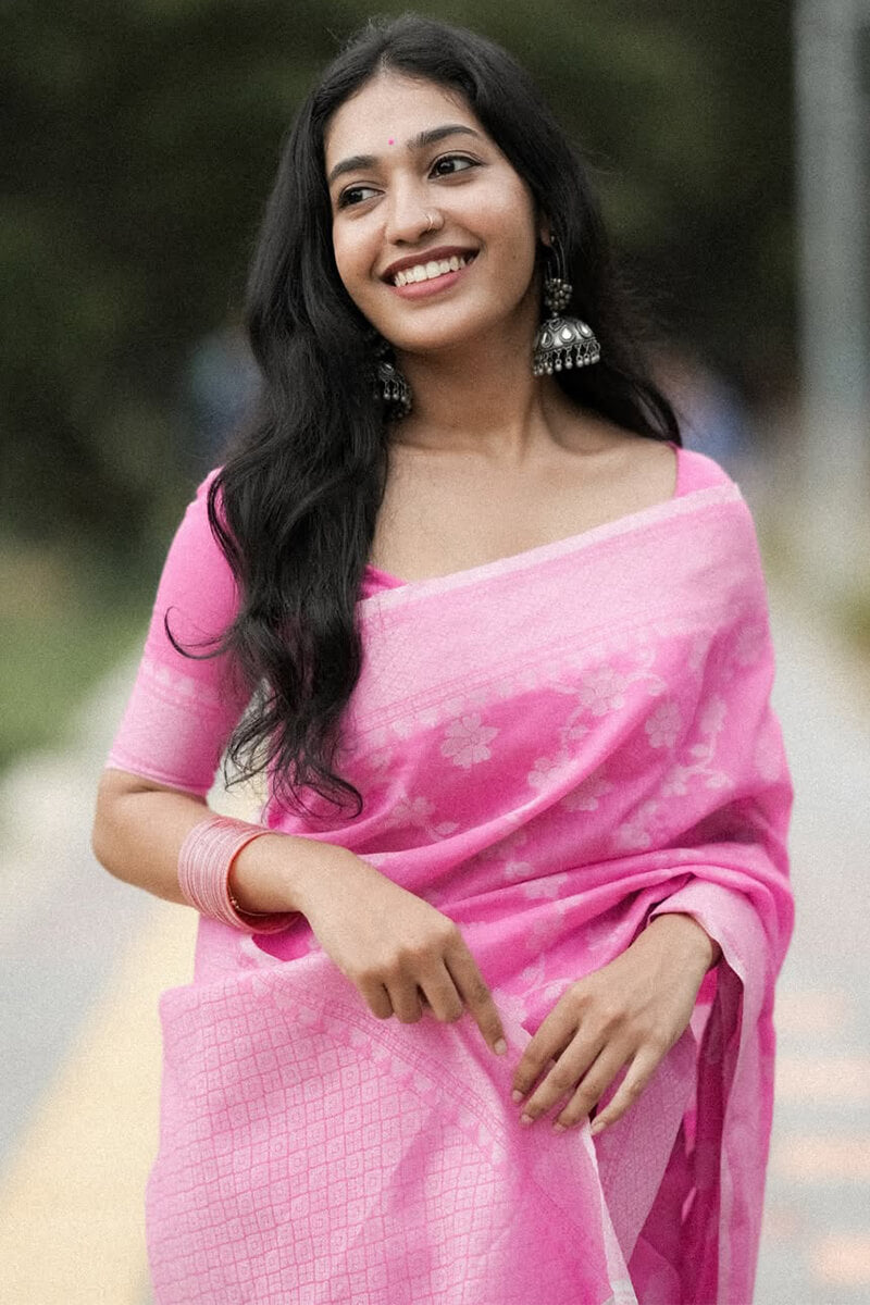 Demanding Pink Cotton Silk Saree With Sizzling Blouse Piece