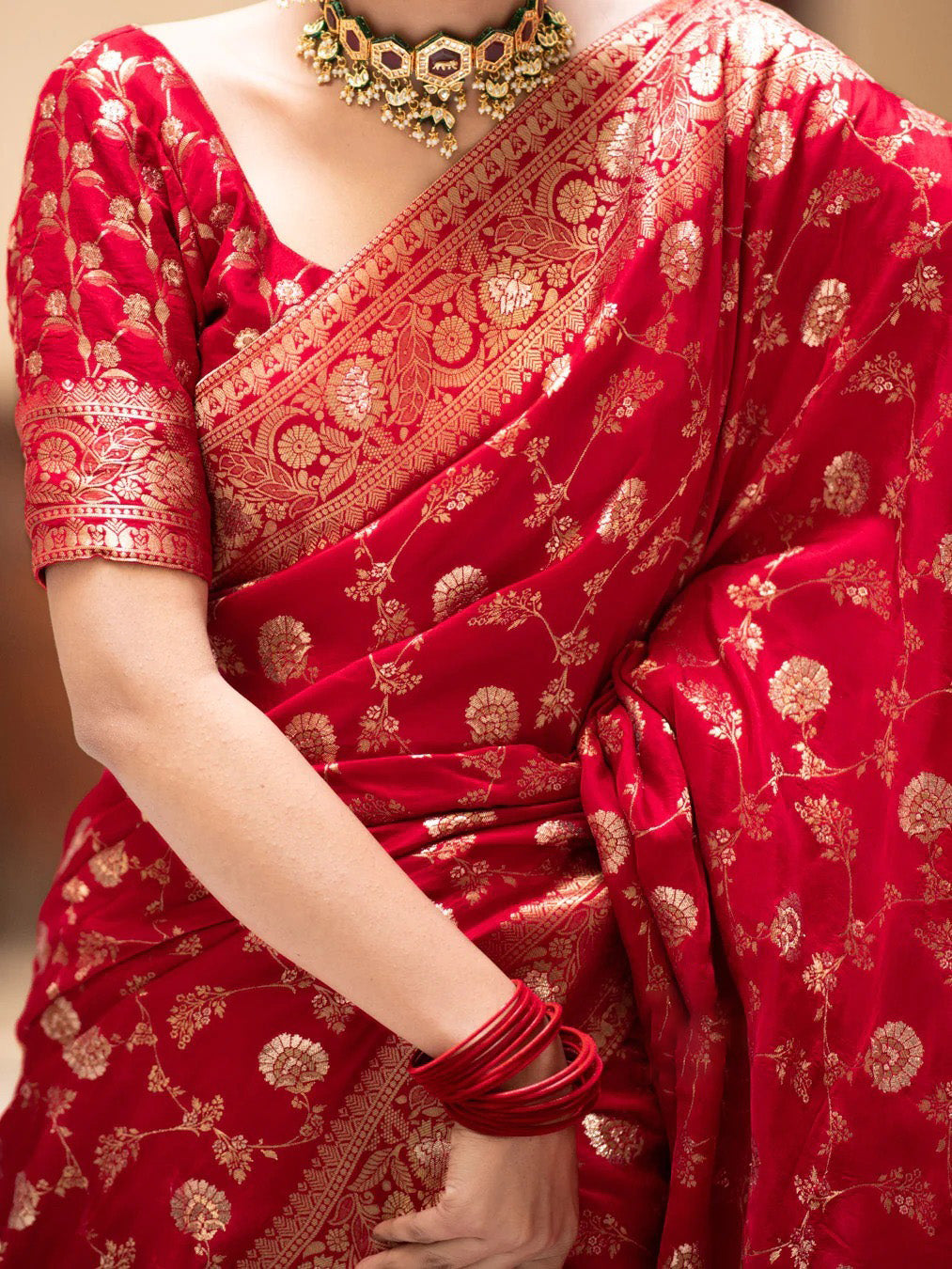 Winsome Red Soft Silk Saree With Engrossing Blouse Piece