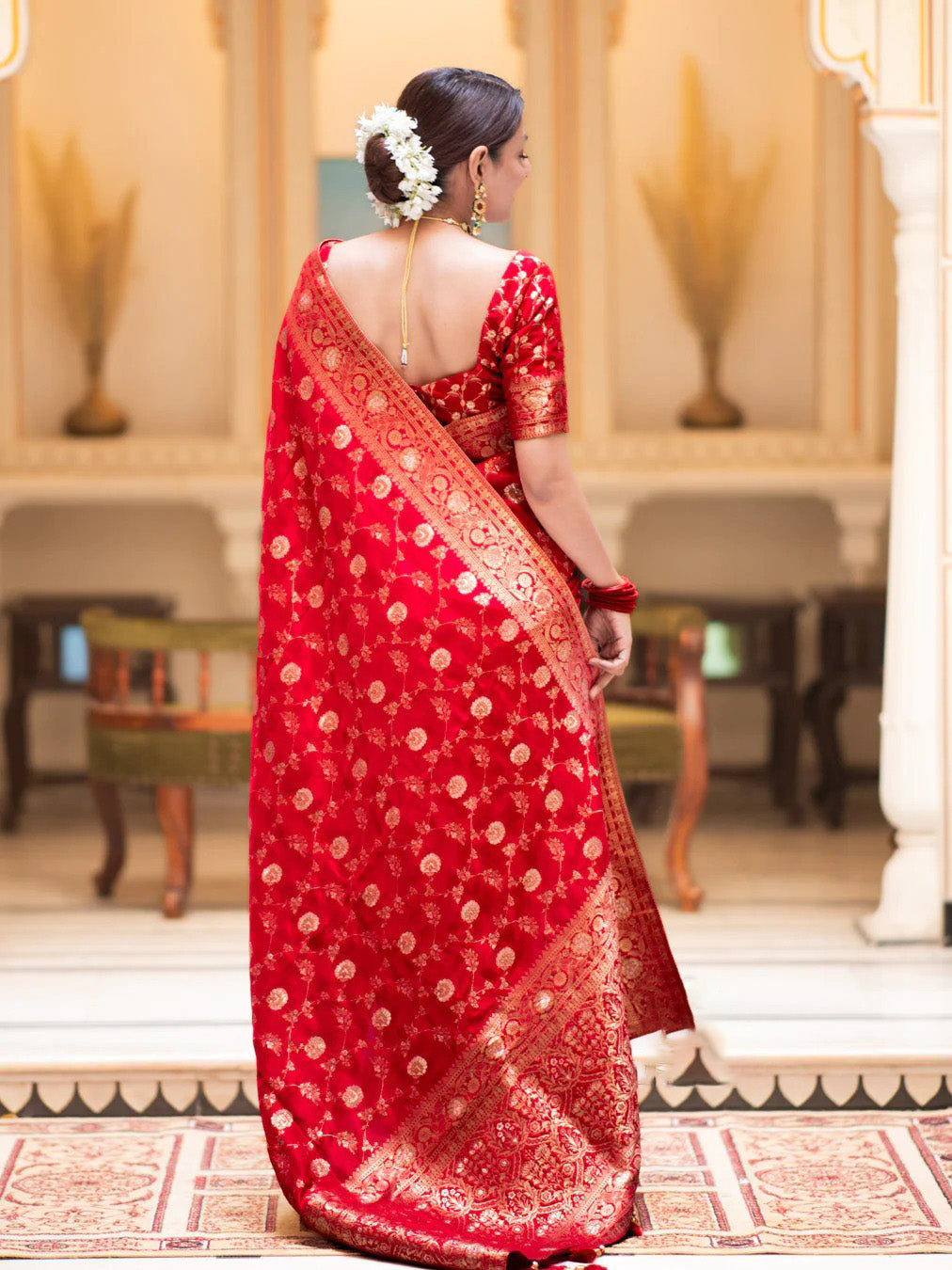 Winsome Red Soft Silk Saree With Engrossing Blouse Piece