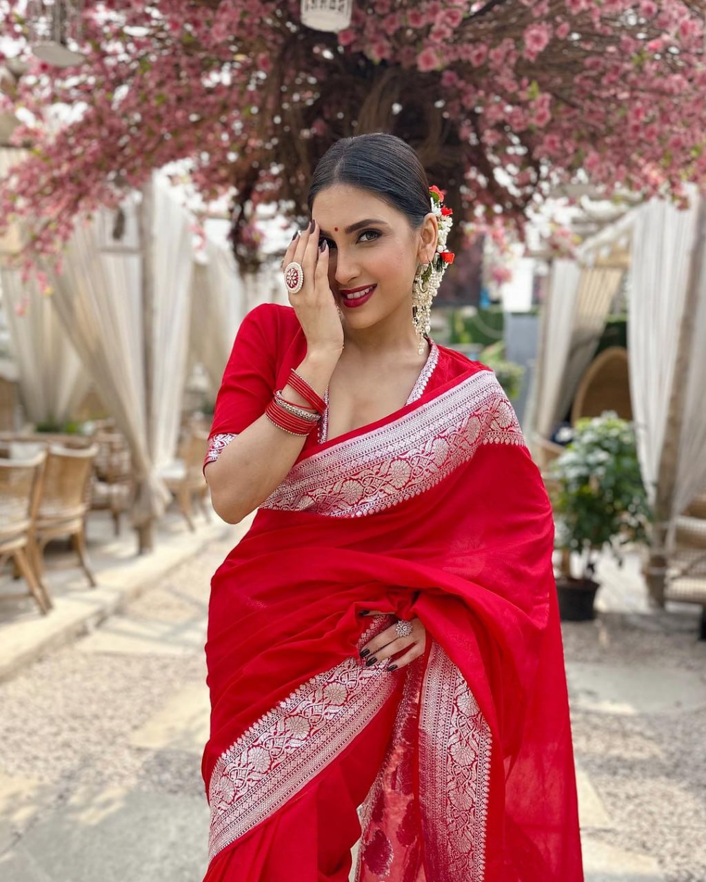 Tantalizing Red Soft Silk Saree With Hypnotic Blouse Piece