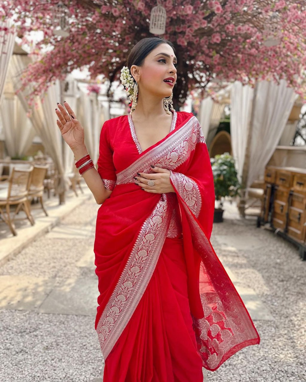 Tantalizing Red Soft Silk Saree With Hypnotic Blouse Piece