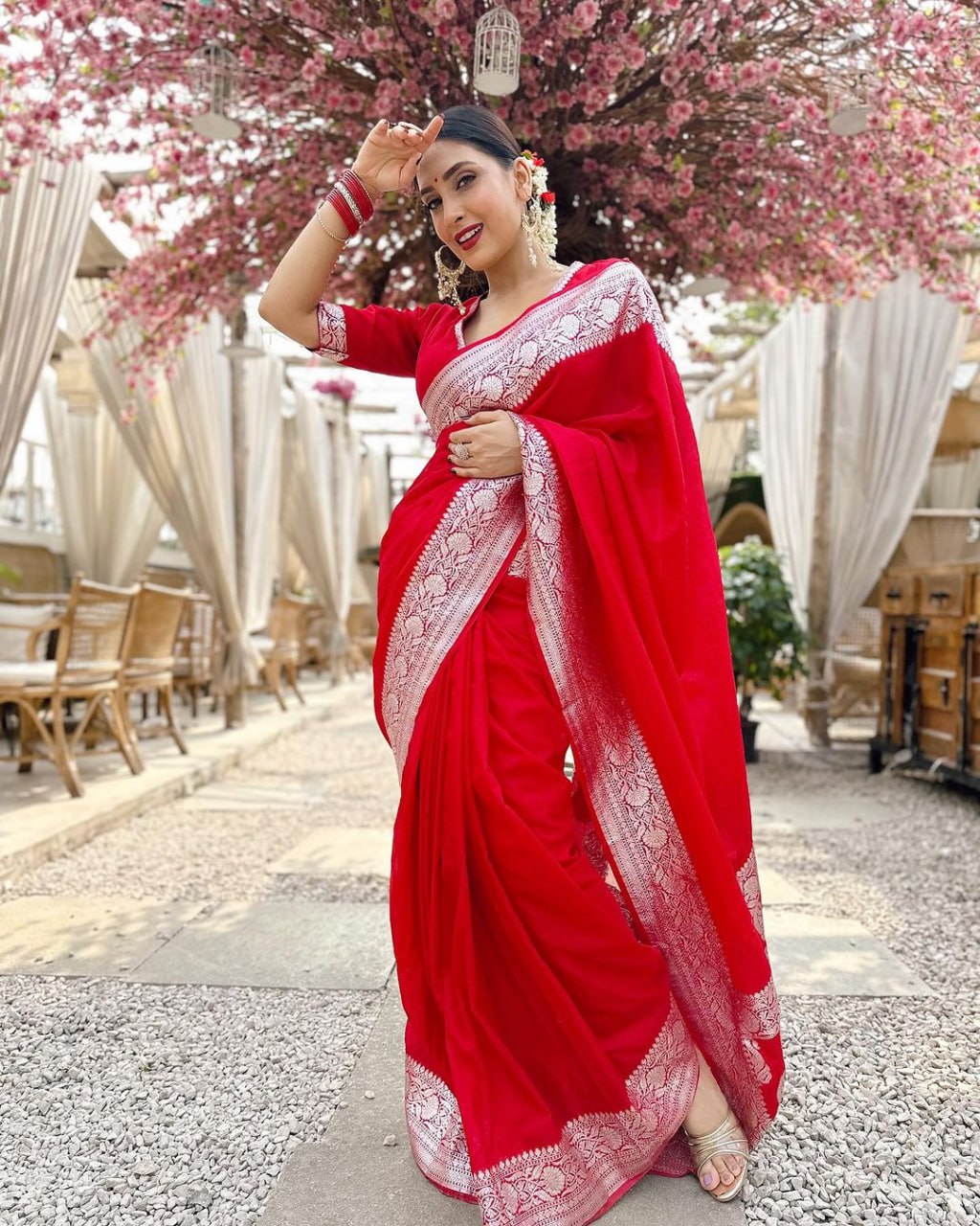 Tantalizing Red Soft Silk Saree With Hypnotic Blouse Piece