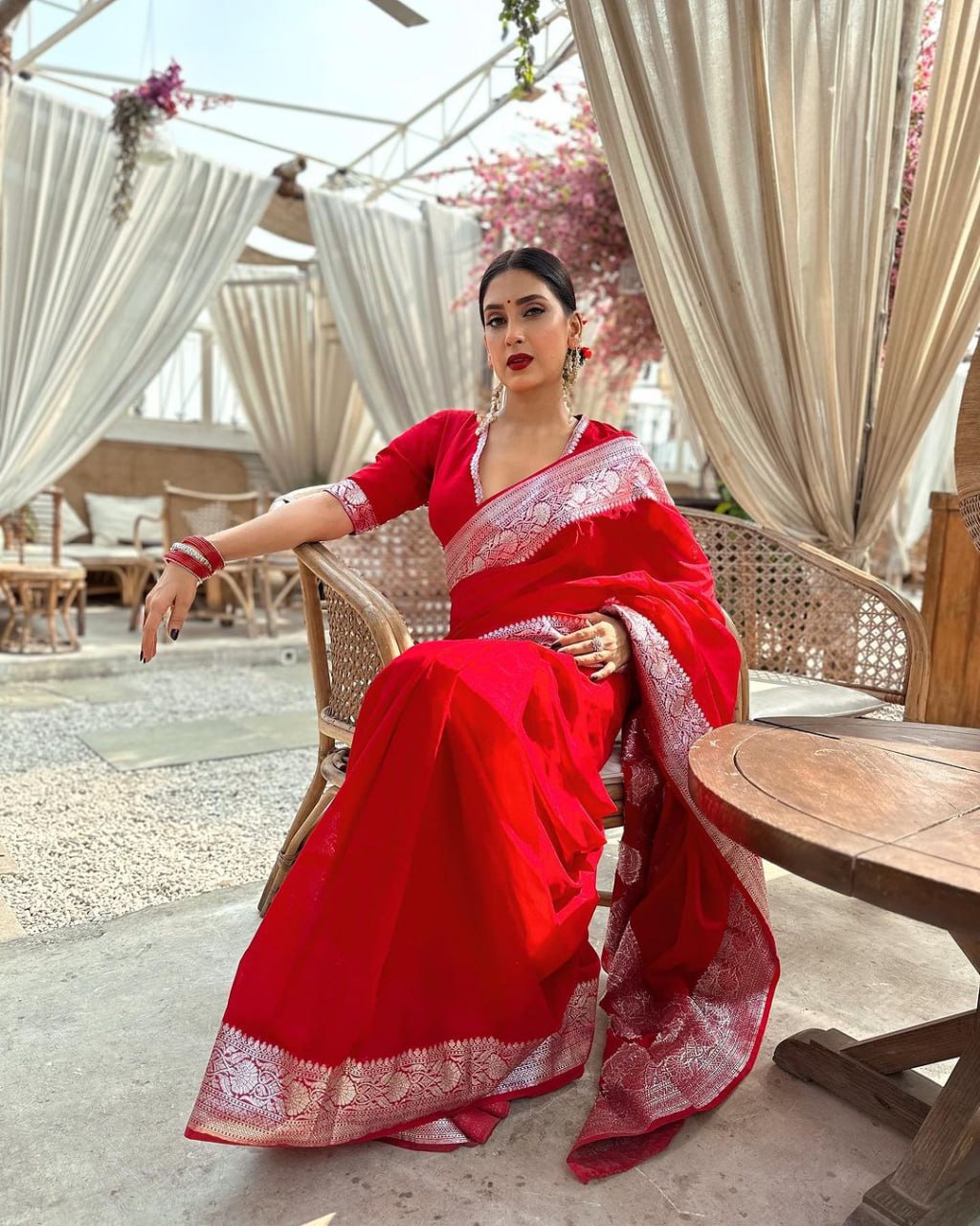 Tantalizing Red Soft Silk Saree With Hypnotic Blouse Piece