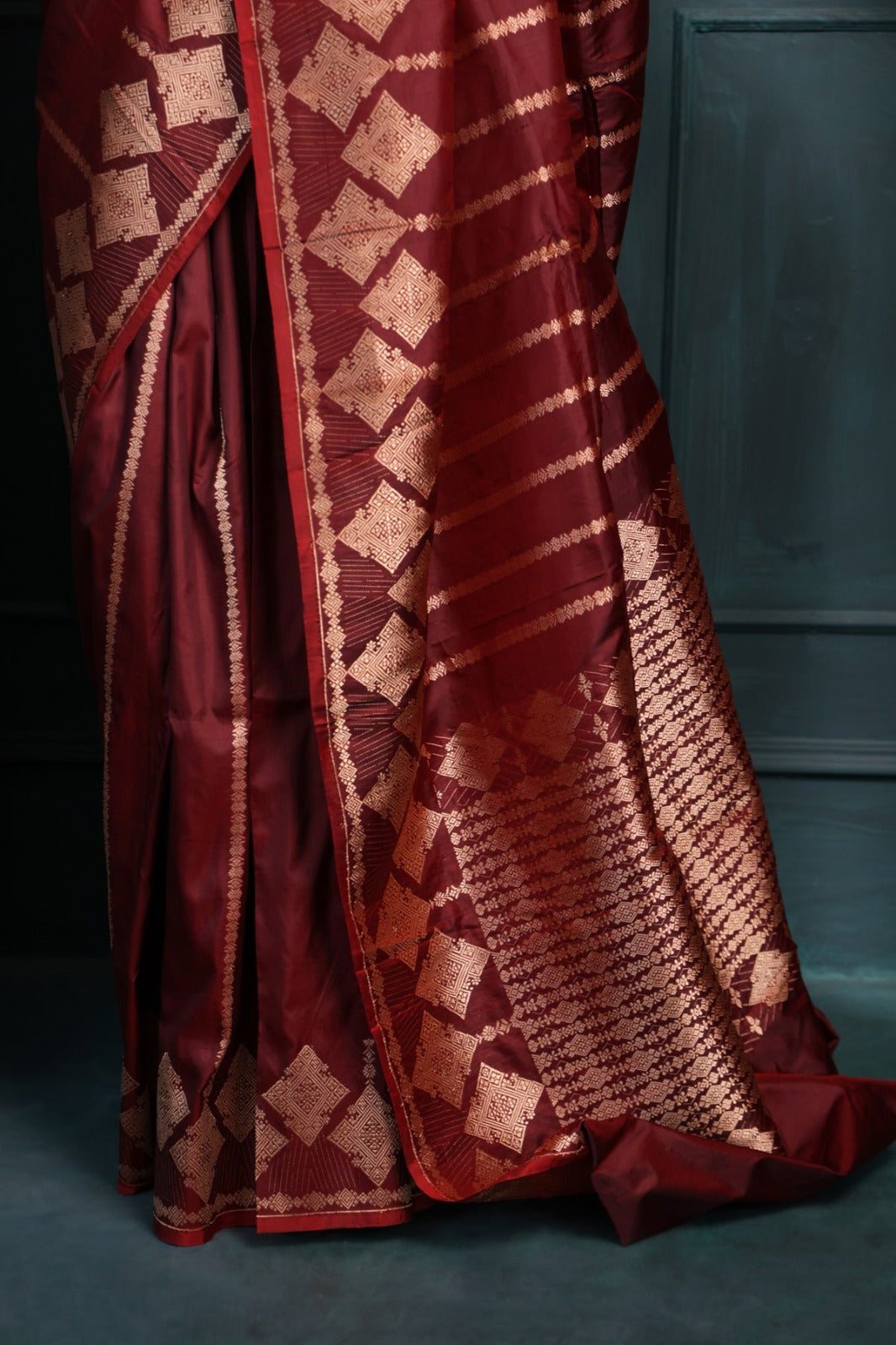 Fragrant Maroon Soft Silk Saree With Flattering Blouse Piece