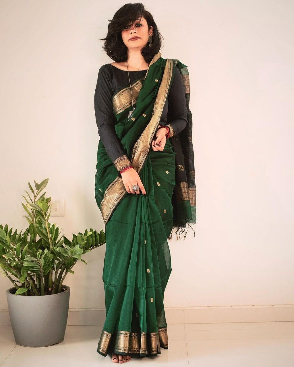 Gratifying Dark Green Linen Silk Saree With Sensational Blouse Piece