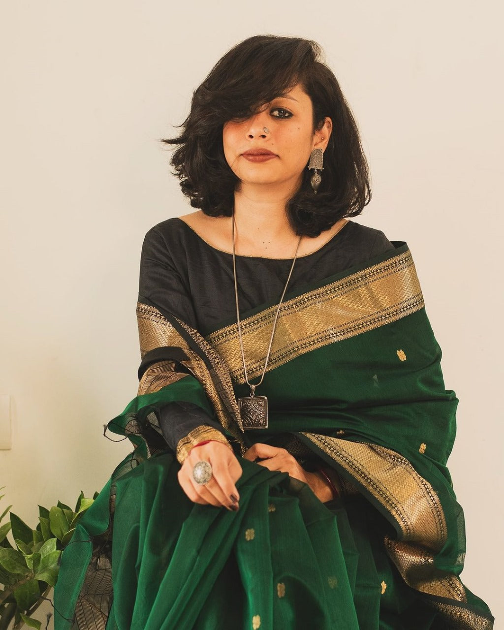 Gratifying Dark Green Linen Silk Saree With Sensational Blouse Piece