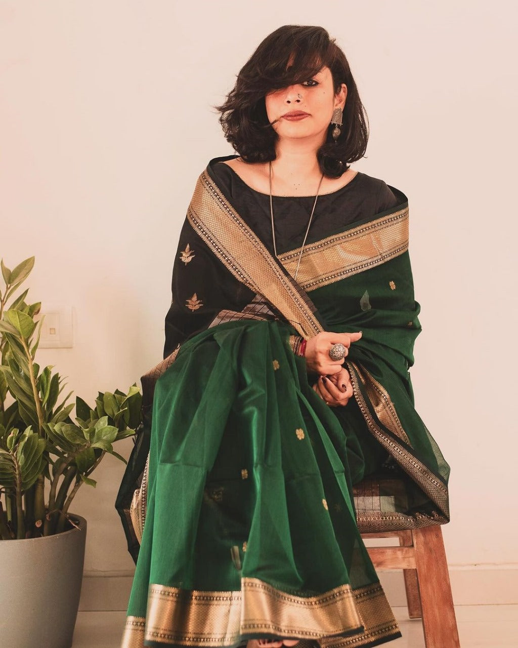 Gratifying Dark Green Linen Silk Saree With Sensational Blouse Piece