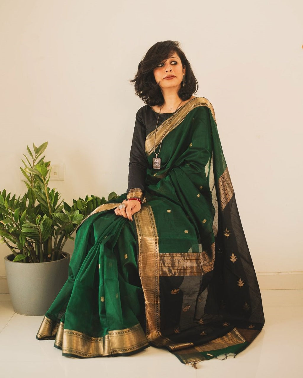 Gratifying Dark Green Linen Silk Saree With Sensational Blouse Piece