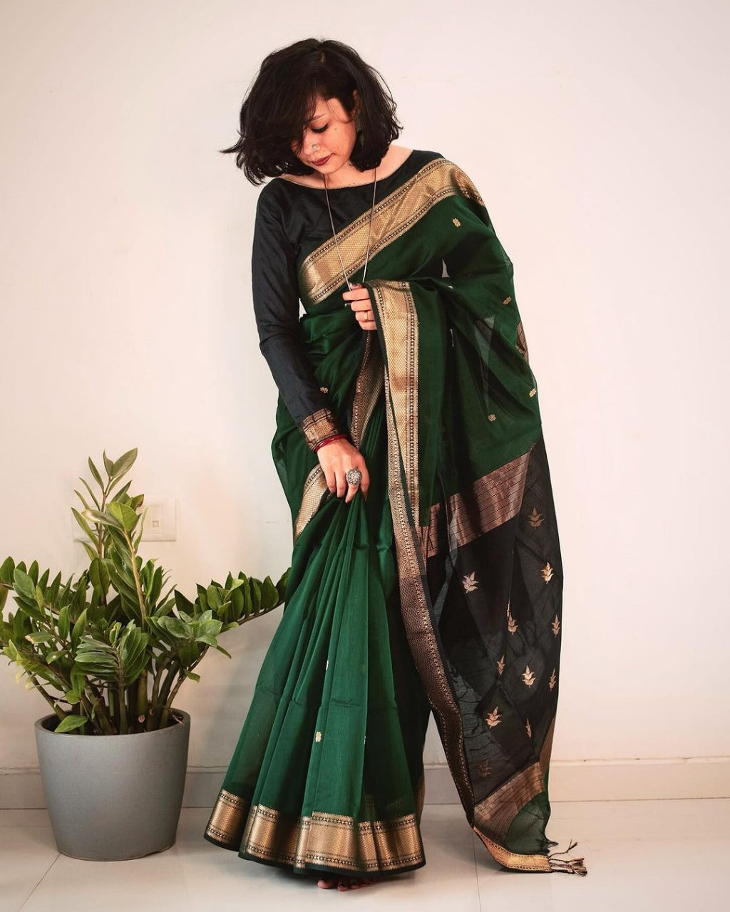 Gratifying Dark Green Linen Silk Saree With Sensational Blouse Piece