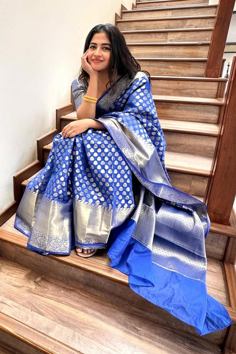 Fantabulous Royal Blue Soft Silk Saree With Vestigial Blouse Piece