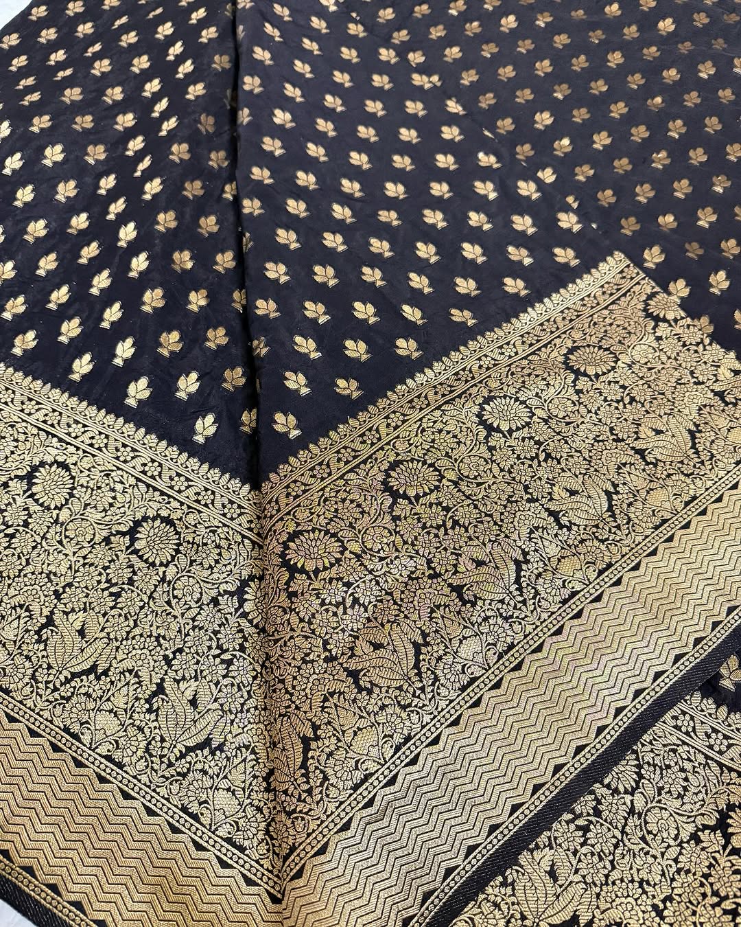 Gleaming Black Soft Silk Saree With Sensational Blouse Piece