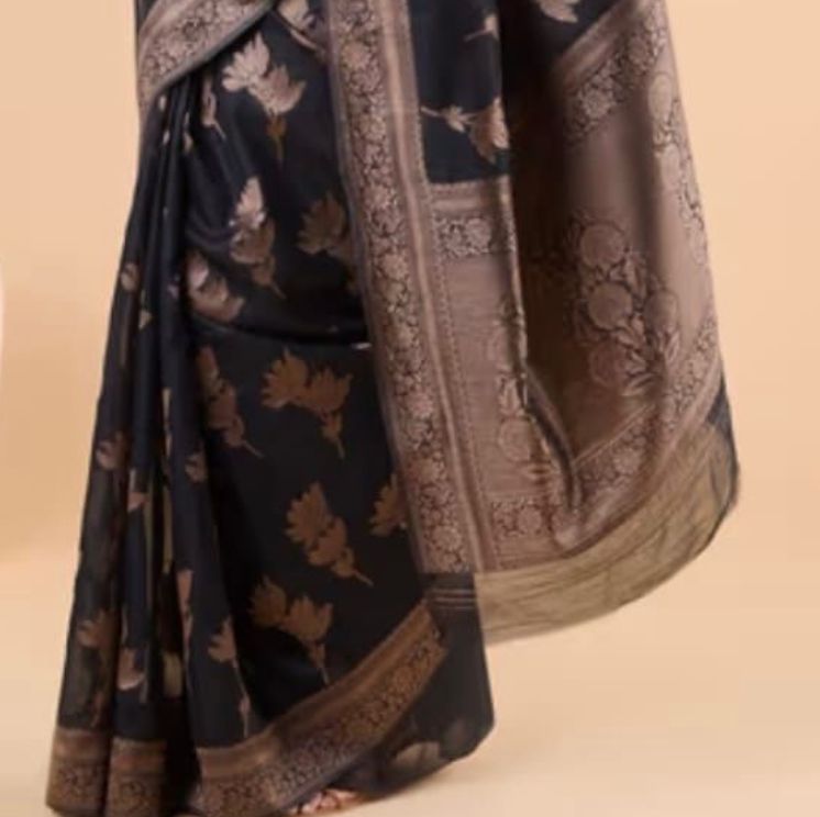 Twirling Black Soft Silk Saree With Beauteous Blouse Piece