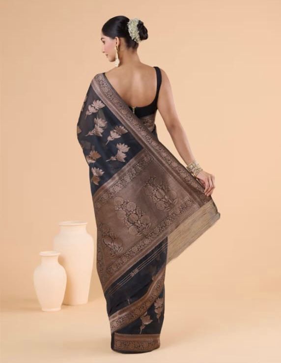 Twirling Black Soft Silk Saree With Beauteous Blouse Piece