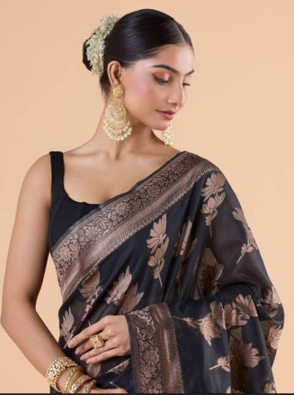 Twirling Black Soft Silk Saree With Beauteous Blouse Piece