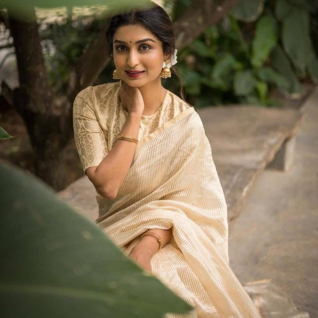 Imbrication Beige Soft Silk Saree With Lagniappe Blouse Piece