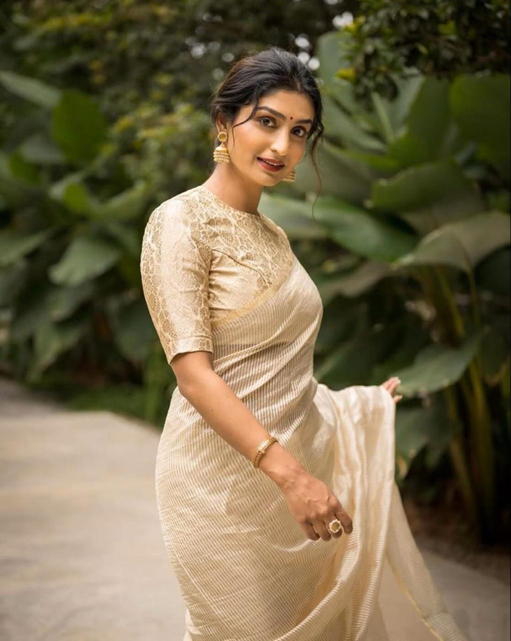 Imbrication Beige Soft Silk Saree With Lagniappe Blouse Piece