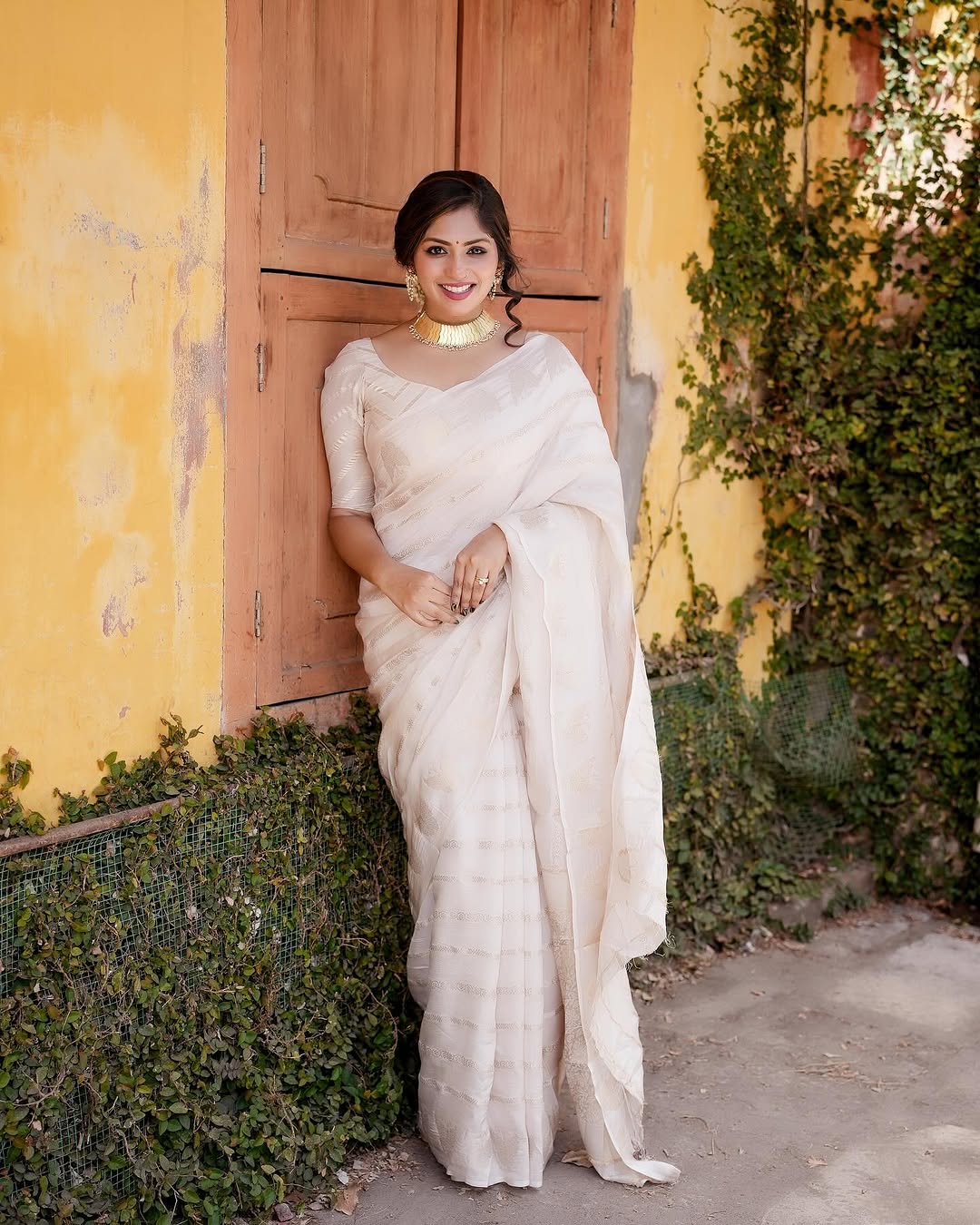 Comely Off White Soft Silk Saree With Demesne Blouse Piece