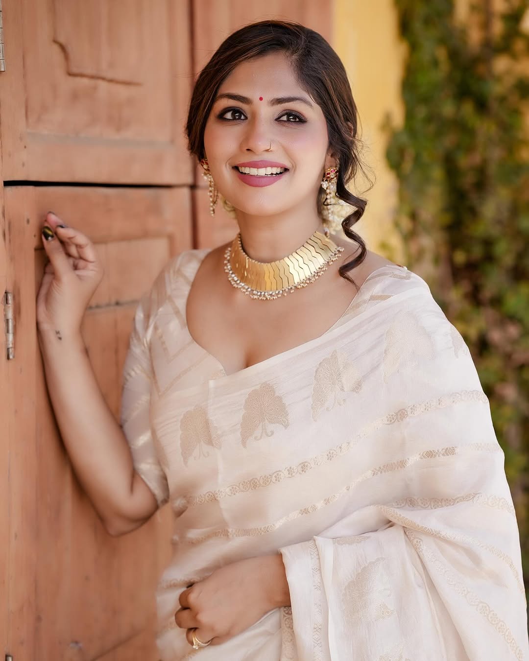 Comely Off White Soft Silk Saree With Demesne Blouse Piece