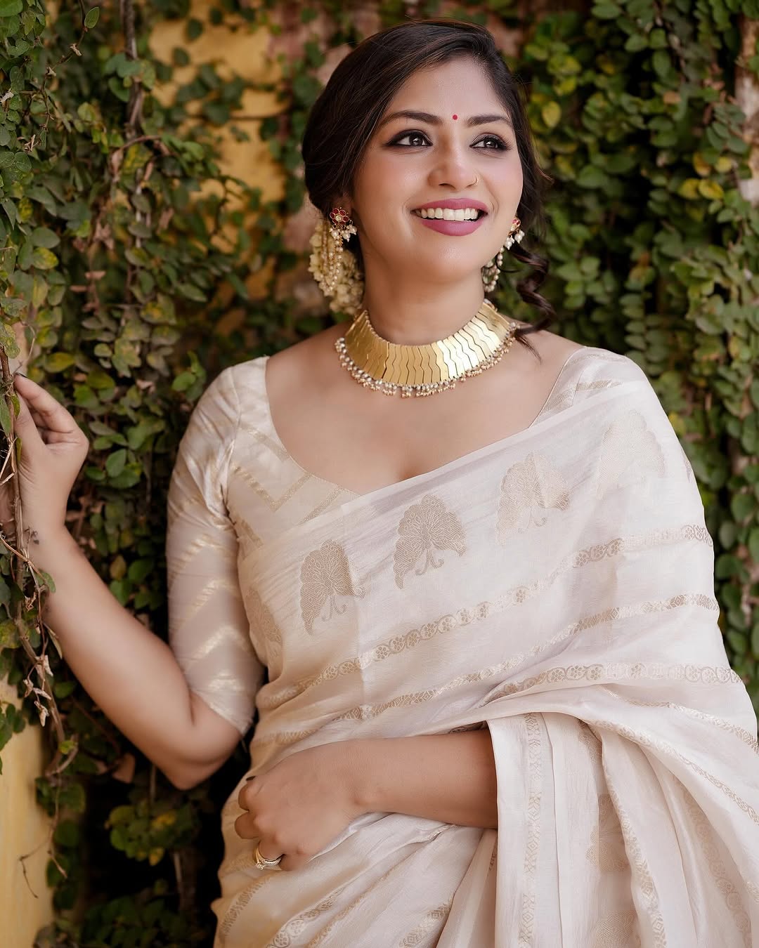 Comely Off White Soft Silk Saree With Demesne Blouse Piece