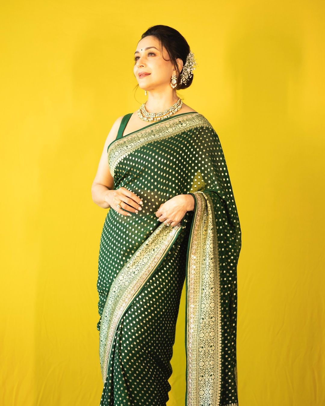 Smart Dark Green Soft Silk Saree With Amiable Blouse Piece