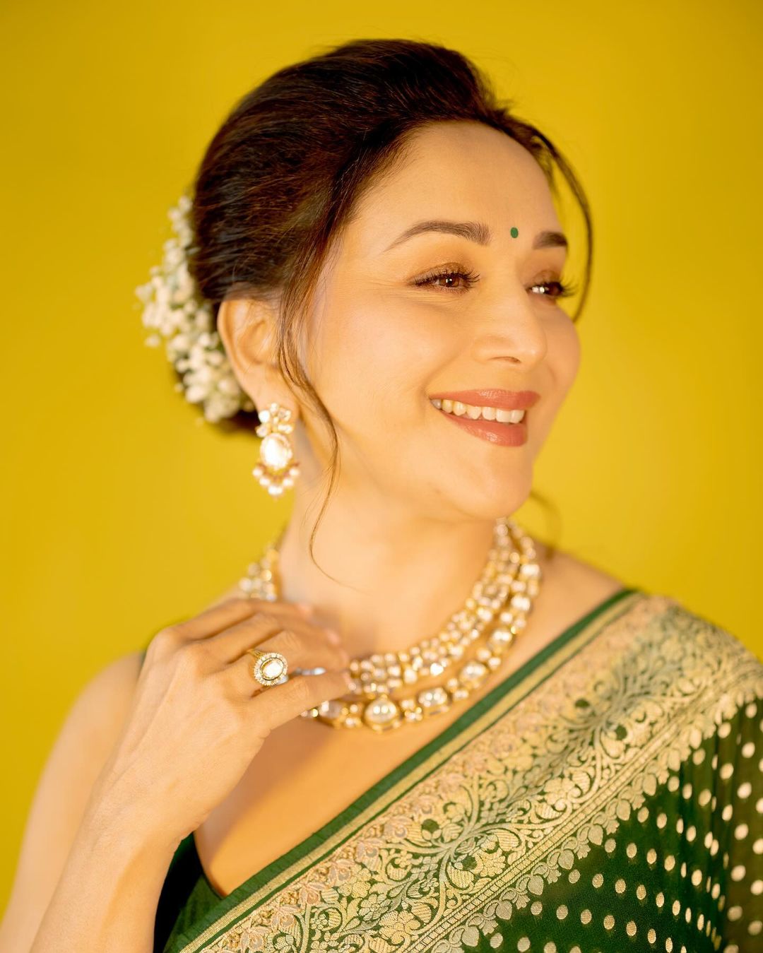 Smart Dark Green Soft Silk Saree With Amiable Blouse Piece