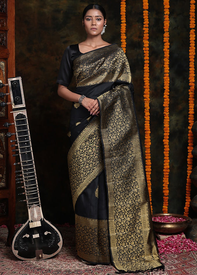 Demanding Black Soft Silk Saree With Alluring Blouse Piece