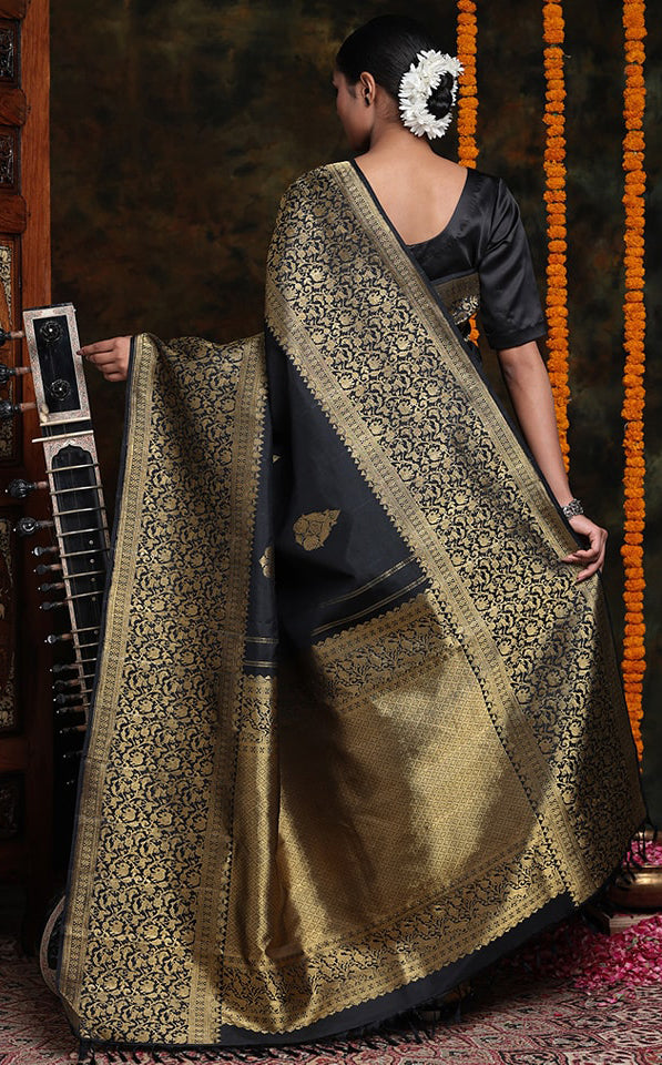 Demanding Black Soft Silk Saree With Alluring Blouse Piece