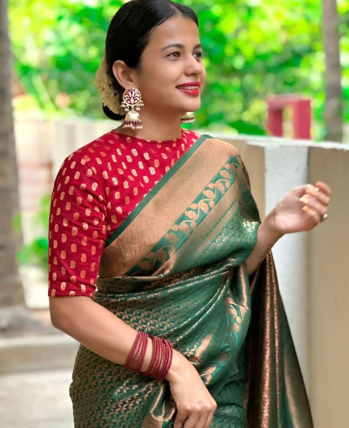 Extraordinary Dark Green Soft Silk Saree With Phenomenal Blouse Piece