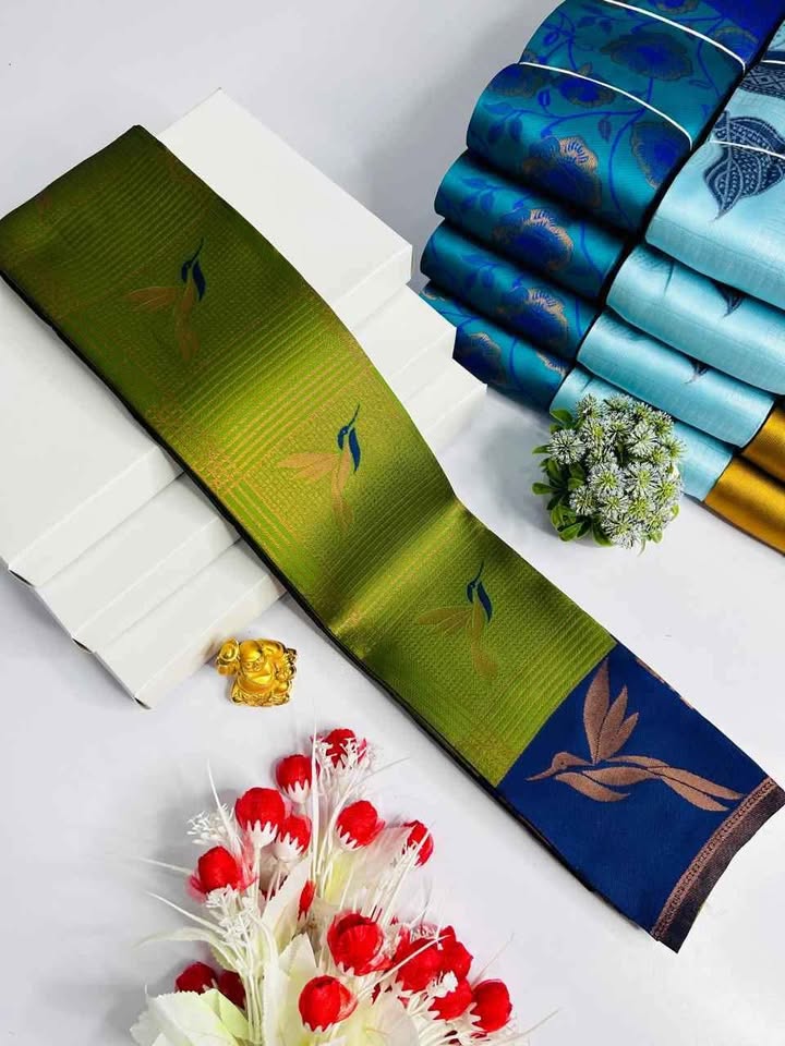Divine Green Soft Banarasi Silk Saree With Flaunt Blouse Piece