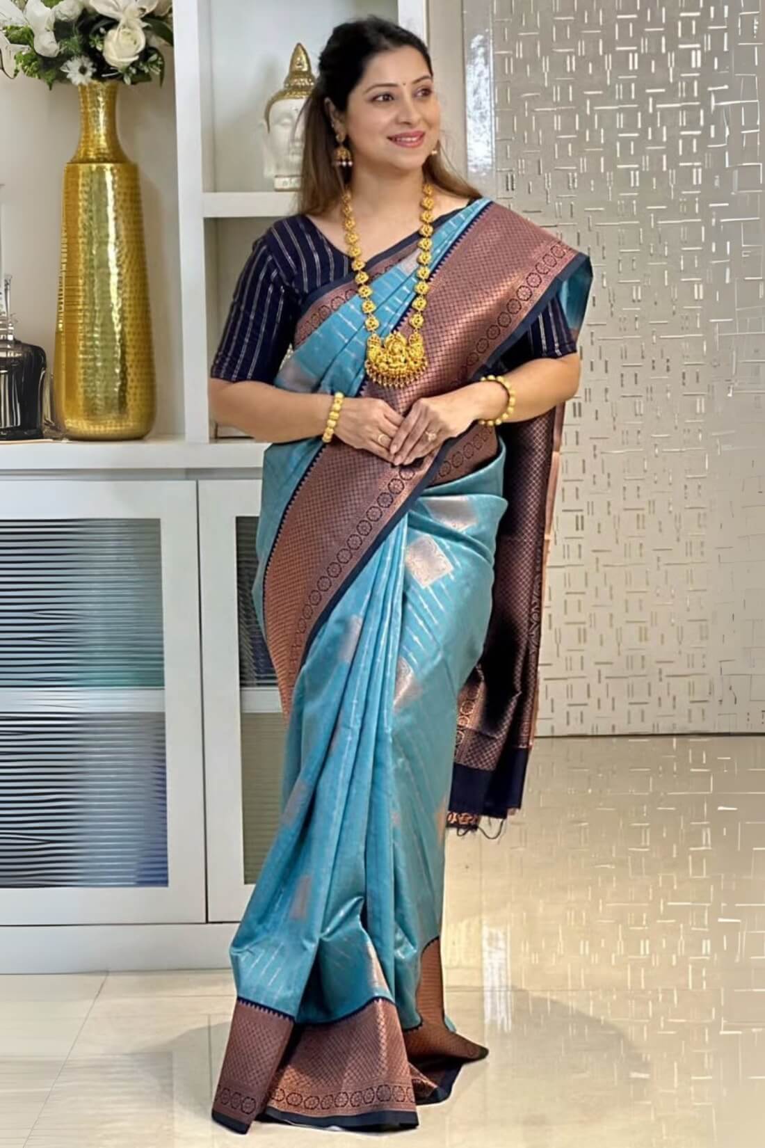 Opulent Firozi Soft Silk Saree With Ethnic Blouse Piece