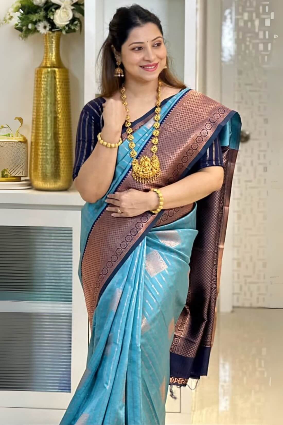 Opulent Firozi Soft Silk Saree With Ethnic Blouse Piece