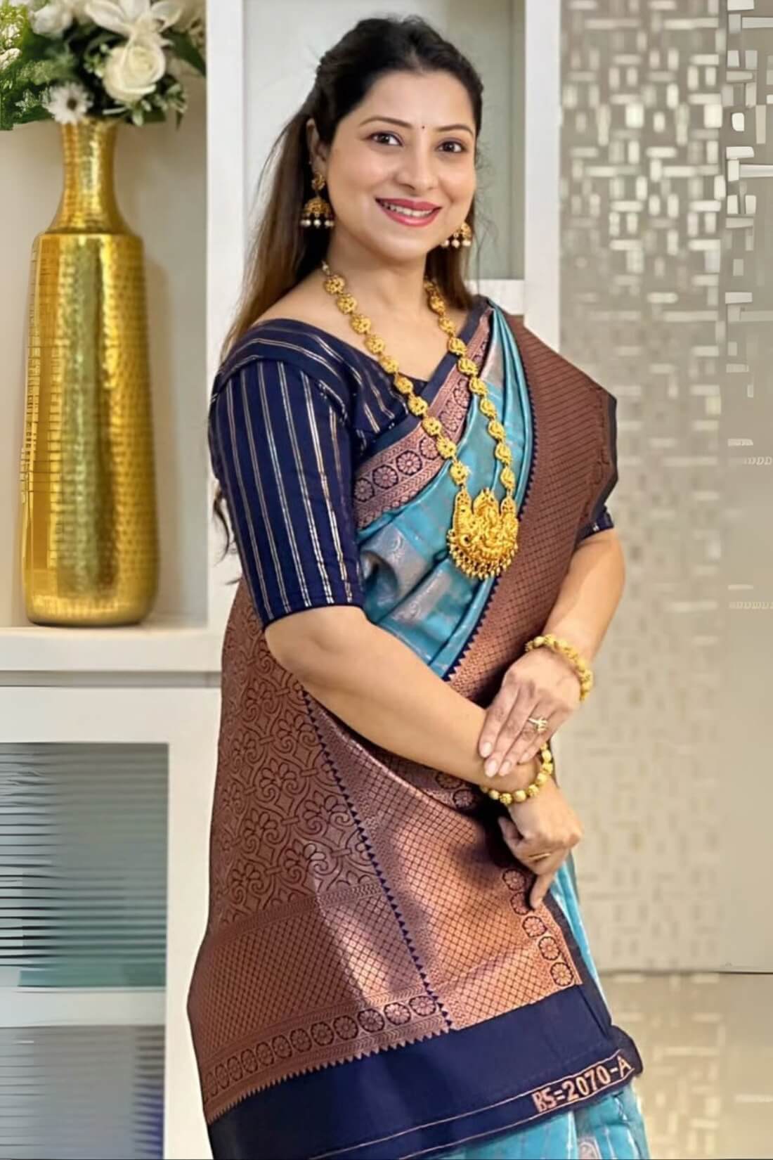 Opulent Firozi Soft Silk Saree With Ethnic Blouse Piece