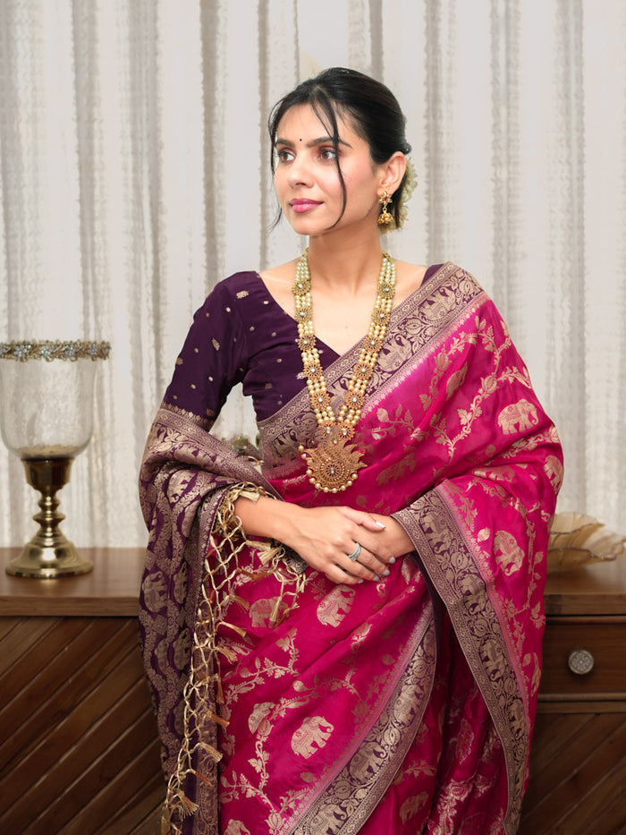 Luminous Dark Pink Soft Silk Saree With Conflate Blouse Piece
