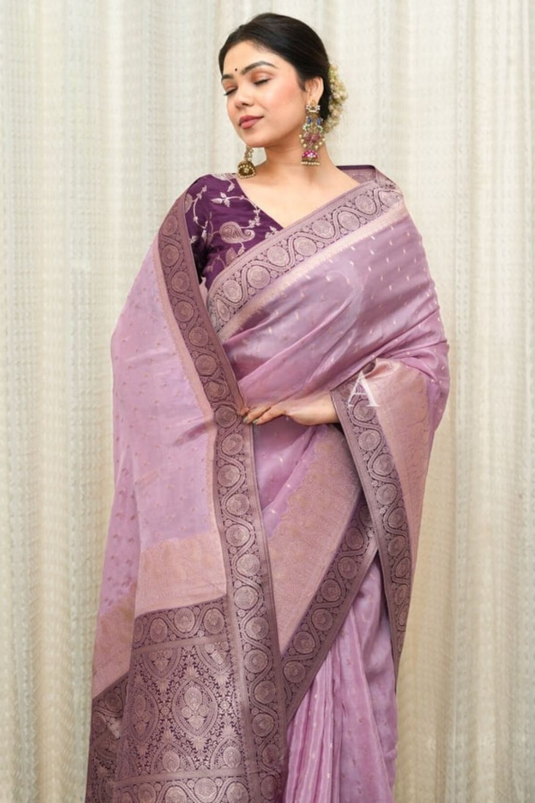 Dazzling Lavender Soft Silk Saree With Sumptuous Blouse Piece
