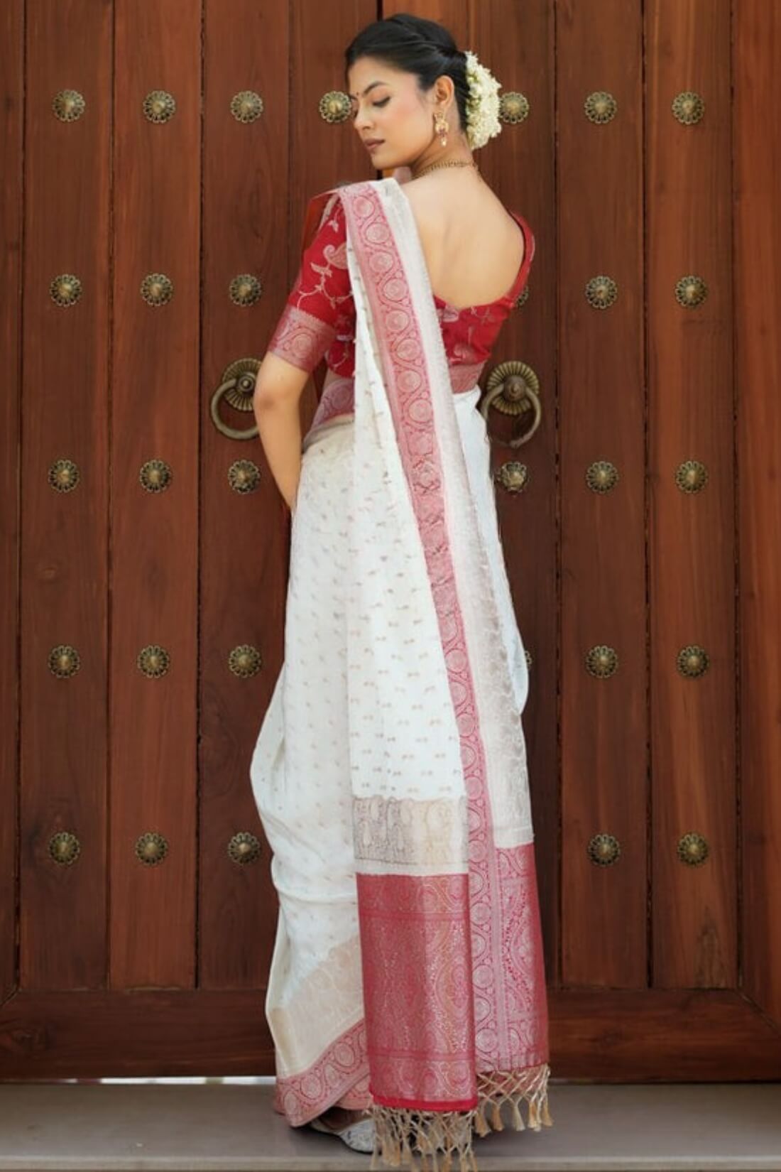 Charming Off White Soft Silk Saree With Refreshing Blouse Piece