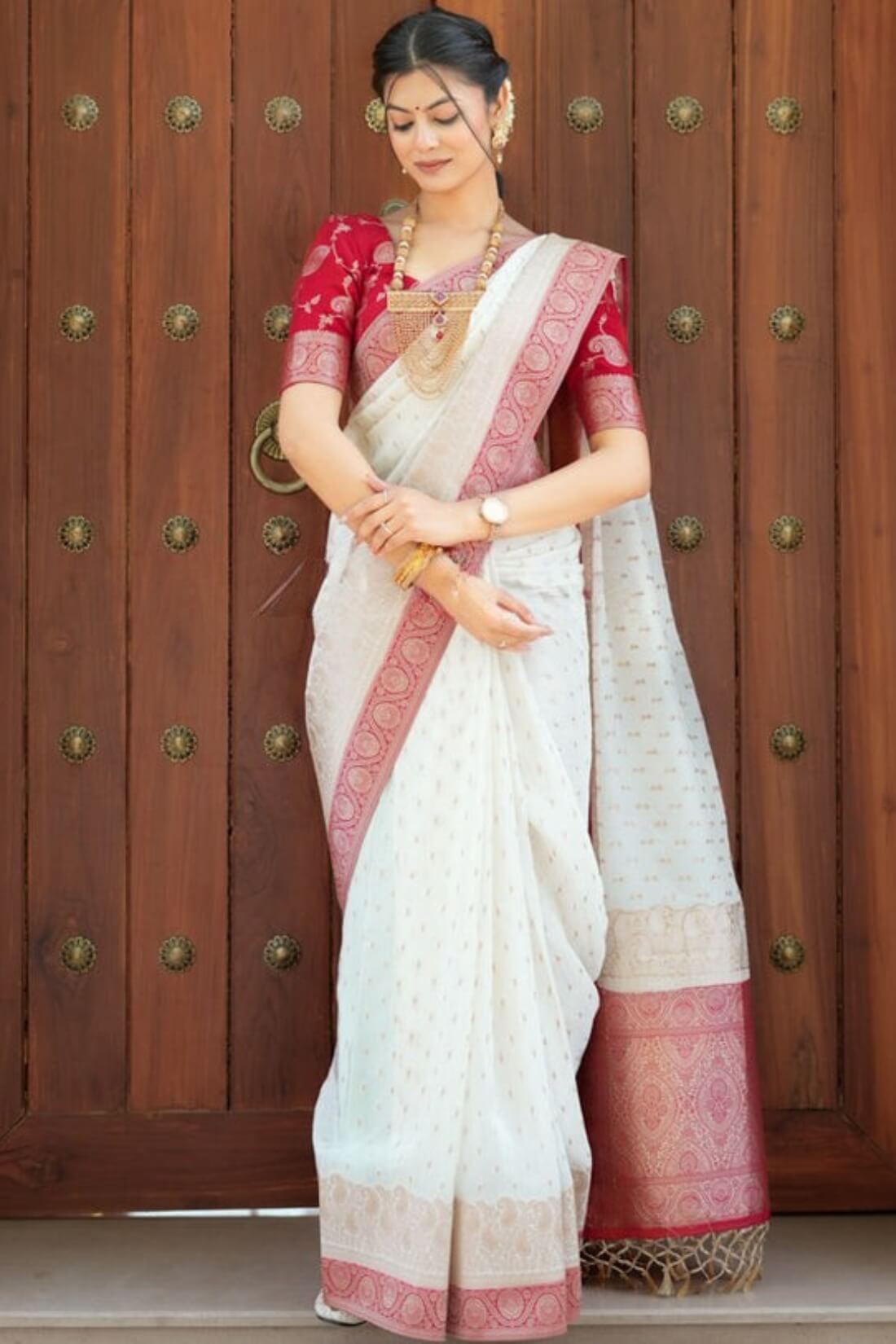 Charming Off White Soft Silk Saree With Refreshing Blouse Piece