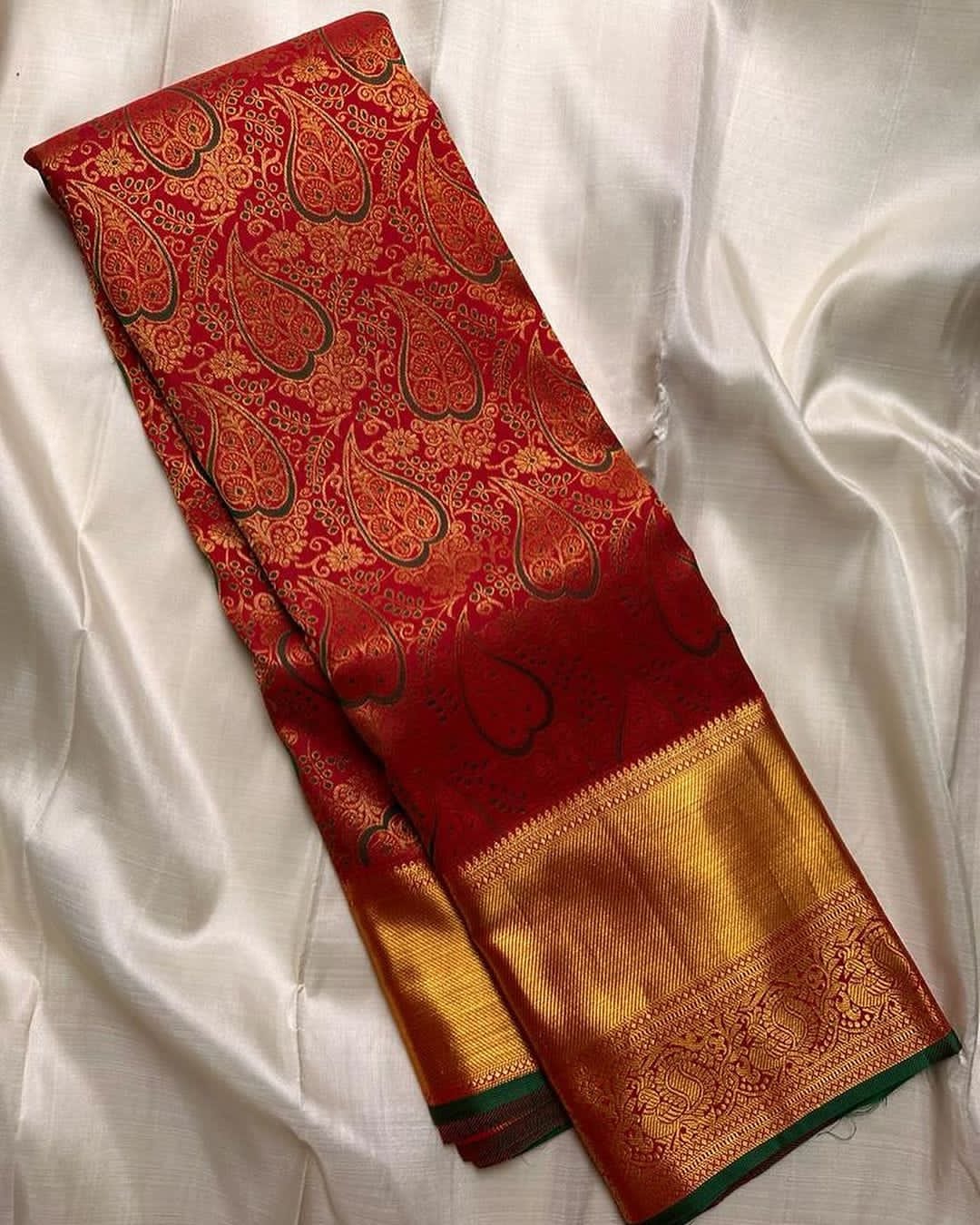 Ephemeral Red Soft Silk Saree With Beauteous Blouse Piece