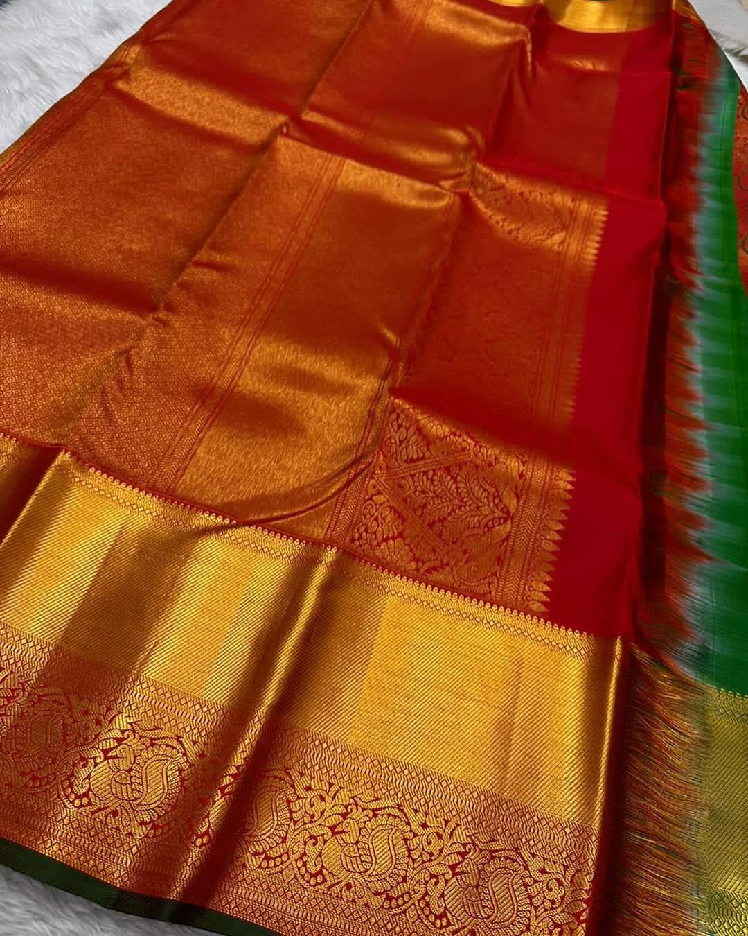Ephemeral Red Soft Silk Saree With Beauteous Blouse Piece